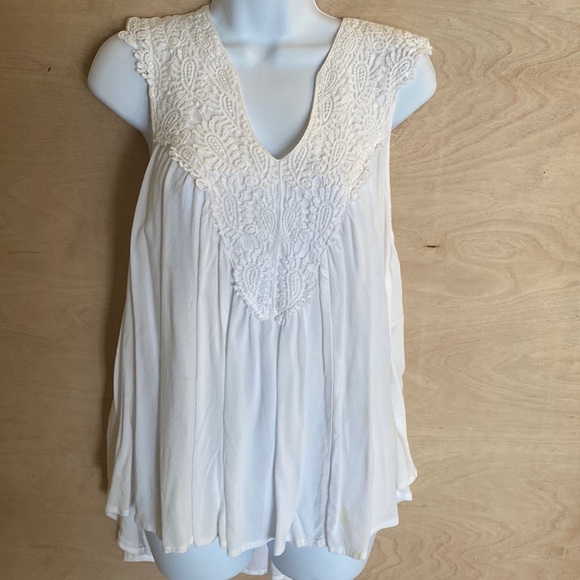 Loose fitting top of 100% cotton and lace bodice. - Picture 1 of 6